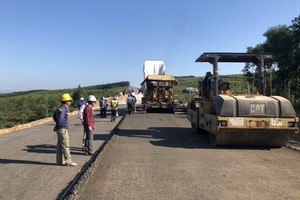 Thảm bê tông nhựa trên tuyến cao tốc Cam Lộ - La Sơn.