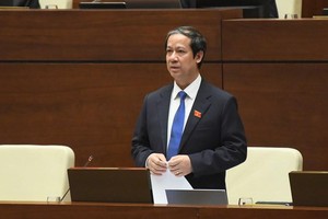 Bộ trưởng Bộ Giáo dục và Đào tạo Nguyễn Kim Sơn trong một phiên họp Quốc hội.