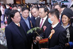 Bộ trưởng Lê Minh Hoan thăm gian trưng bày Sâm Lai Châu tại Hội nghị Xúc tiến Đầu tư lĩnh vực nông nghiệp tỉnh Lai Châu năm 2021.