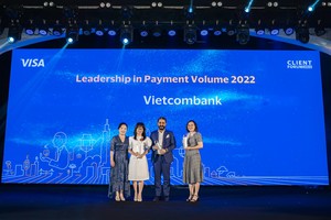 Bà Đoàn Hồng Nhung - Phó Giám đốc Khối bán lẻ Vietcombank nhận giải thưởng.
