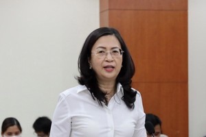 Bà Nguyễn Thị Bích Hạnh - Phó Cục trưởng Cục thuế TP Hồ Chí Minh trong một lần trả lời báo chí vào chiều 7/4, về vụ các công ty đấu giá đất tại Thủ Thiêm. (Ảnh: Báo Tiêu dùng)