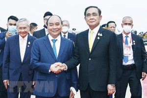 Thủ tướng Thái Lan Prayut Chan-o-cha đón Chủ tịch nước Nguyễn Xuân Phúc tại Sân bay Không quân Hoàng gia Thái Lan. (Ảnh: Thống Nhất/TTXVN)