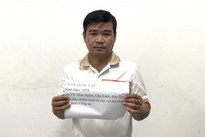 Đối tượng Trần Quốc Lập (48 tuổi, quê tỉnh Bến Tre) bị tạm giữ để điều tra về hành vi lừa đảo chiếm đoạt tài sản với thủ đoạn giả danh Thượng tá Công an. (Ảnh: TTXVN phát).