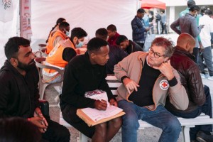 Người nhập cư đăng ký thủ tục tại một trại tị nạn Pháp. Ảnh: Le Monde.