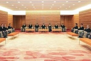 Toàn cảnh cuộc họp nội các Nhật Bản tại Tokyo. (Ảnh: Kyodo/TTXVN)