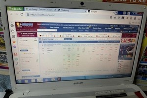 Máy tính tang vật phục vụ việc cá độ bóng đá World cup 2022 tại nhà Huỳnh Ngọc Quang. (Nguồn: Công an cung cấp).