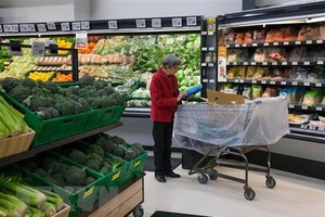 Khách hàng mua sắm tại một siêu thị ở Auckland, New Zealand, ngày 5/10. (Ảnh: THX/TTXVN)