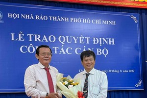 Ông Trần Trọng Dũng (bên phải), Phó Chủ tịch Hội Nhà báo Việt Nam và ông Nguyễn Tấn Phong, Chủ tịch Hội Nhà báo TP.HCM tại lễ trao quyết định bổ nhiệm.