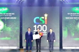 Ông Trần Hoài Phương- Giám đốc Khối Khách hàng Doanh nghiệp HDBank- đại diện HDBank- nhận giải.