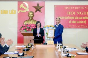 Phó Bí thư Tỉnh uỷ Quảng Ninh Trịnh Thị Minh Thanh trao quyết định điều động ông Dương Mạnh Cường làm Chánh Văn phòng Tỉnh uỷ Quảng Ninh.