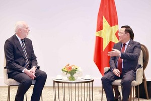 Chủ tịch Quốc hội Vương Đình Huệ tiếp lãnh đạo Tập đoàn Fonterra Mike Cronin- (Ảnh: Doãn Tấn/TTXVN).