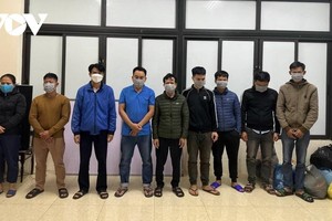 Các đối tượng liên quan đến cá độ bóng đá tại cơ quan điều tra.