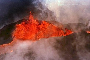 Ngọn núi lửa lớn nhất trên thế giới "tỉnh giấc", dung nham phun rực cháy cả một góc trời