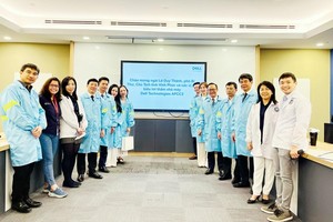 Chủ tịch UBND tỉnh Lê Duy Thành và Đoàn công tác thăm nhà máy Dell APCC2.