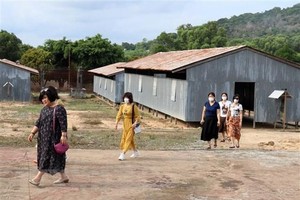 Khách du lịch tham quan Di tích quốc gia đặc biệt Trại giam Phú Quốc. (Ảnh: Lê Huy Hải/TTXVN)