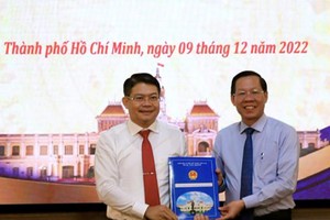 Ông Phan Văn Mãi trao quyết định cho ông Nguyễn Thành Lợi (Ảnh: P.A).