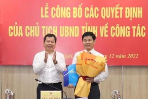 Ông Đặng Văn Minh, Chủ tịch UBND tỉnh Quảng Ngãi trao quyết định bổ nhiệm Giám đốc Sở Y tế tỉnh Phạm Minh Đức. Ảnh: T.C.