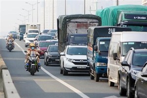 Cảnh sát điều tiết giao thông trên tuyến đường Vành đai 3 (Hà Nội), tháng 9/2022. (Ảnh: Phạm Kiên/TTXVN)