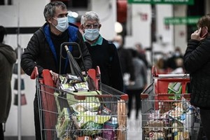 Người dân mua hàng trong siêu thị tại Bordeaux, Pháp. (Ảnh: AFP)