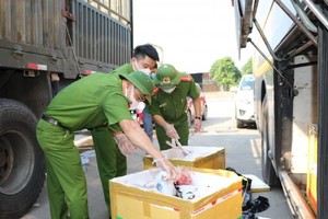 Càng về cuối năm, thị trường thực phẩm càng trở nên phức tạp, nguy cơ thực phẩm “bẩn” đến bàn ăn người dân rất cao.