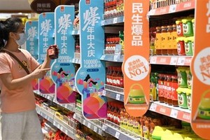 Người dân chọn mua hàng tại một siêu thị ở tỉnh Hà Bắc, Trung Quốc. (Ảnh: THX/TTXVN)