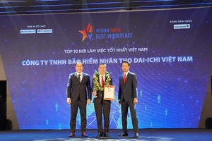 Ông Ngô Việt Phương – Phó tổng giám đốc Kinh doanh Dai-ichi Life Việt Nam (giữa), nhận giải thưởng “Top 10 Nơi làm việc tốt nhất Việt Nam”