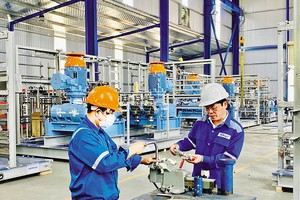 Điều khiển máy móc sản xuất thiết bị công nghệ tại Công ty Alpha ECC (Vũng Tàu). Ảnh: Lê Toàn.