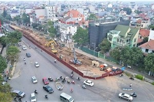 Sở Giao thông vận tải đề nghị quận Tây Hồ sớm hoàn trả mặt bằng phục vụ giao thông, giảm thiểu nguy cơ ùn tắc giao thông trên tuyến đường Xuân Diệu, Âu Cơ. (Nguồn: Dân trí).