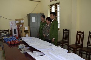 Đối tượng Trần Thị Thu Hiền và vật chứng. (Ảnh: Đỗ Huyền/TTXVN)