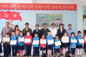 Báo Đầu tư trao 100 suất học bổng tại Đà Nẵng