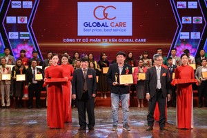 Ông Đinh Quốc Đại - Thành viên HĐQT kiêm Giám đốc Global Care lên nhận giải thưởng “Top 10 Doanh Nghiệp Xuất Sắc Đất Việt Năm 2022”.