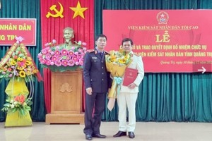 Ông Nguyễn Duy Giảng (áo xanh), Phó Viện trưởng Viện KSNDTC trao quyết định bổ nhiệm ông Dương Xuân Sanh làm Viện trưởng Viện KSND tỉnh Quảng Trị. Ảnh: CTV