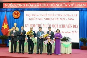 Thường trực HĐND tỉnh Gia Lai tặng hoa chúc mừng 2 tân Phó Chủ tịch UBND tỉnh.
