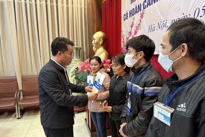 Tổng Giám đốc Nguyễn Thế Mạnh trao quà.