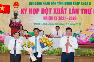 Lãnh đạo tỉnh Đồng Tháp tặng hoa chúc mừng ông Nguyễn Phước Thiện.