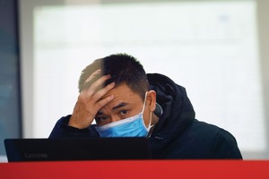 VN-Index từ ngày 6/4/2022 đến nay giảm trên 30%, trước đó giảm giảm 40% hồi giữa tháng 11/2022, khiến nhiều nhà đầu tư thua lỗ.