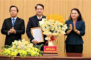 Bí thư Tỉnh ủy Ninh Bình Nguyễn Thị Thu Hà và Chủ tịch UBND tỉnh Phạm Quang Ngọc trao quyết định và tặng hoa chúc mừng tân Phó Bí thư Tỉnh ủy Mai Văn Tuất