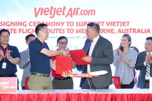 Phó Tổng Giám đốc Vietjet Nguyễn Thanh Sơn và Giám đốc Hàng không Sân bay Melbourne Jim Parashos ký kết hợp tác.