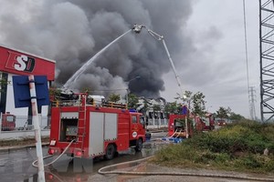 Lực lượng cứu hỏa nỗ lực dập tắt đám cháy. (Ảnh: Thái Hùng/TTXVN)