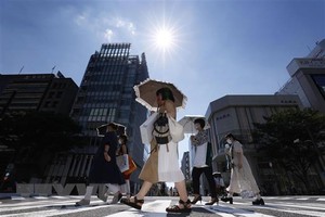 Người dân di chuyển dưới tiết trời nắng nóng tại Nagoya, Nhật Bản, ngày 1/7/2022. (Ảnh: Kyodo/TTXVN).