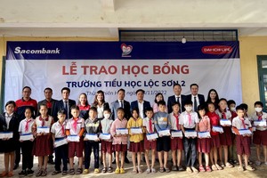 Dai-ichi Life Việt Nam và Sacombank đã trao tặng 250 suất học bổng với tổng trị giá 250 triệu đồng cho 250 học sinh hiếu học có hoàn cảnh khó khăn.