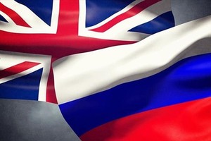 Cờ Anh (trái) và cờ Nga. (Nguồn: AA)