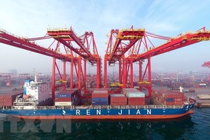 Cảng container ở Nhật Chiếu, tỉnh Sơn Đông, Trung Quốc, ngày 26/1/2022. (Ảnh: THX/TTXVN).