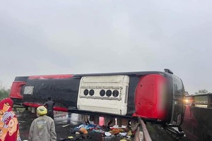 Hiện trường vụ lật xe khách trên QL1 trước Tết Nguyên đán.