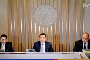 Ông Pornchai Thiraveja (giữa), lãnh đạo Văn phòng Chính sách tài chính của Bộ Tài chính Thái Lan phát biểu tại cuộc họp hôm 27/1/2023. Ảnh: The Nation.