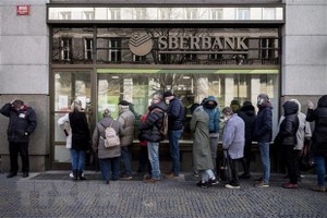 Người dân xếp hàng bên ngoài chi nhánh Ngân hàng Sberbank của Nga tại Prague, Cộng hòa Séc năm 2022. (Ảnh: AFP/TTXVN)