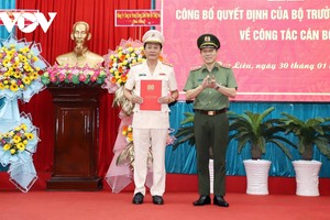 Thứ trưởng Bộ Công an Lương Tam Quang trao Quyết định và tặng hoa chúc mừng Đại tá Hồ Việt Triều - Giám đốc Công an tỉnh Bạc Liêu.