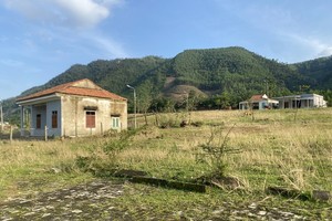 Khu tái định cư Tà Lang - Giàn Bí có độ dốc cao, cằn cỗi, nhiều đá, rất khó khăn cho việc xây dựng nhà.