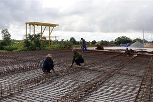 Thi công cầu Thầy Xếp trên tuyến đường ven biển Rạch Giá-Hòn Đất, Kiên Giang bằng vốn đầu tư công. (Ảnh: Lê Huy Hải/TTXVN).