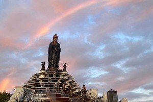 Núi Bà Đen xuất hiện hiện tượng cầu vồng đơn sắc siêu hiếm gây bão mạng xã hội vào ngày 26/1 vừa qua. (Ảnh: TTXVN phát)